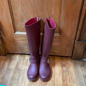 Steve Madden Tall Rain Boots in maroon color w/ Hunter Black Inserts